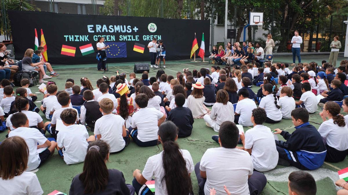 Doscientos alumnos del CEIP Salamanca reciben a las embajadas llegadas de Alemania, Italia y Hungría.
