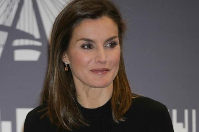 Detalle de los pendientes de Letizia Ortiz con un jersey negro