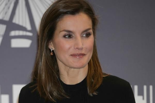 Detalle de los pendientes de Letizia Ortiz con un jersey negro