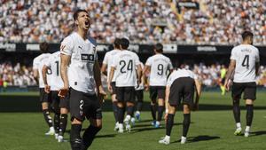 El centrocampista del Valencia Guido Rodríguez celebra tras marcar el 1-0 durante el partido de la jornada 30 de LaLiga EA Sports entre Valencia CF y Celta de Vigo, este domingo en el estadio de Mestalla, en Valencia. EFE/ Ana Escobar. (Valencia) (Celta)