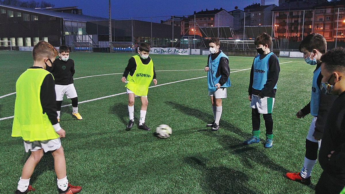 Los benjamines del Club Pabellón en el entrenamiento de ayer. |  // IÑAKI OSORIO