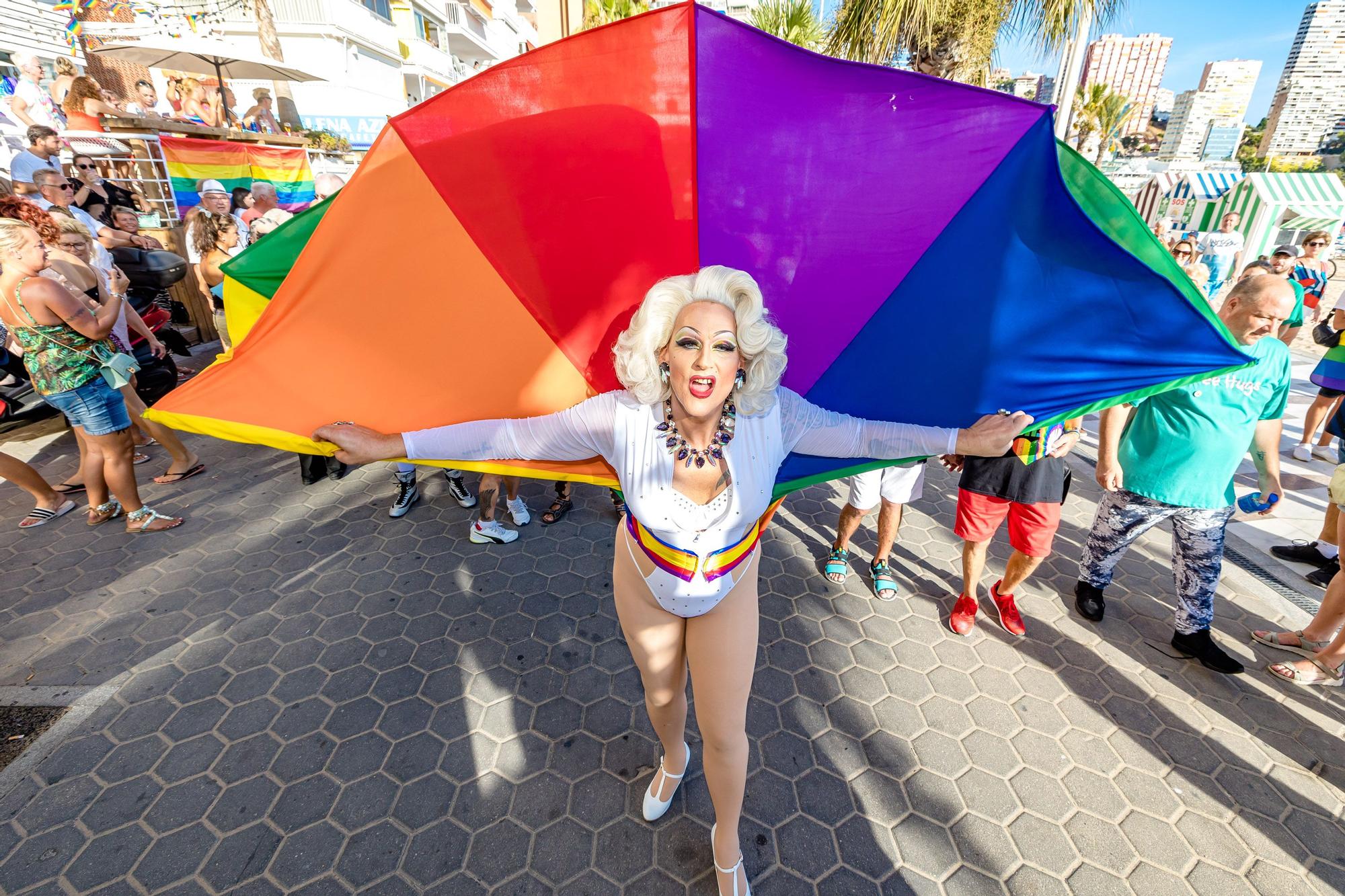 Como en ediciones anteriores, The Parade ha comenzado esta tarde desde el Rincón de Loix, recorriendo el Paseo de la Playa de Levante Levante y un tramo de la avenida Mediterráneo hasta alcanzar el auditorio Julio Iglesias del Parque de l’Aigüera donde se ha continuado la fiesta.