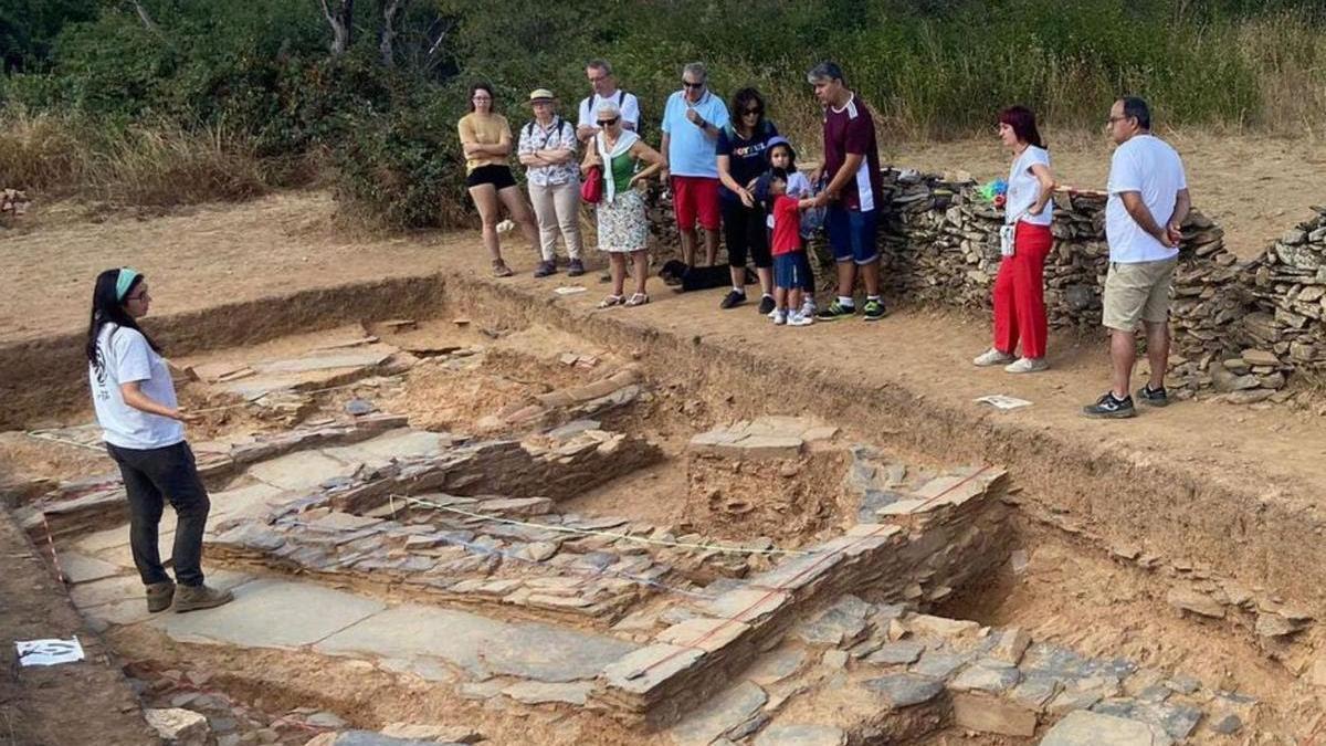 Visitantes conocen el trabajo realizado en la excavación arqueológica en una campaña anterior.