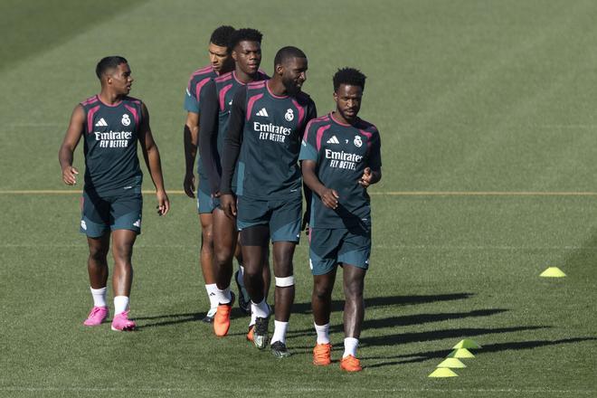 El Real Madrid viaja a Elche con la cabeza puesta en el derbi del Metropolitano