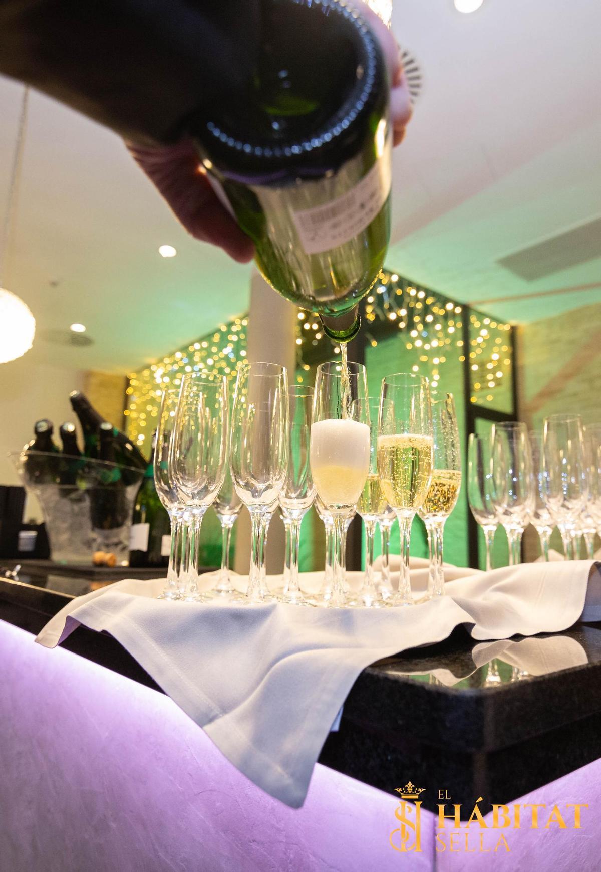 Brinda con champagne para dar comienzo al 2026 en Hábitat Sella.