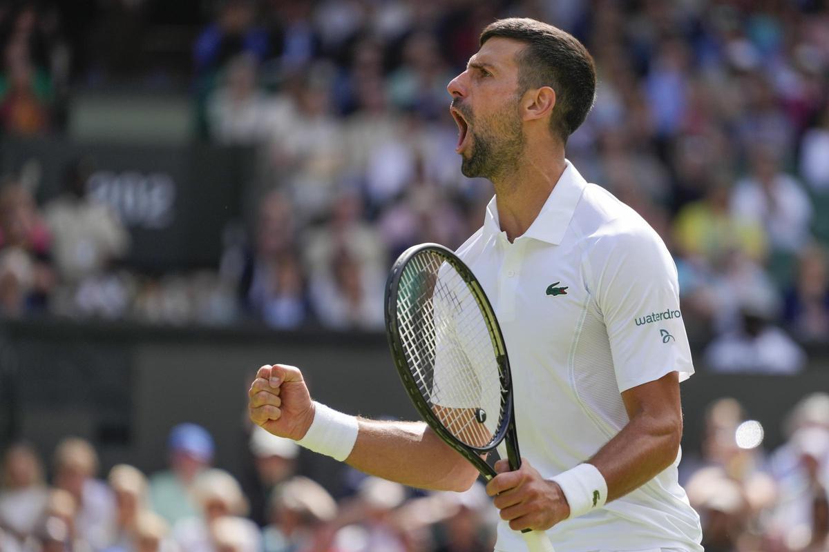 Novak Djokovic celebra un punto ante Jacob Fearnley en la segunda ronda de Wimbledon