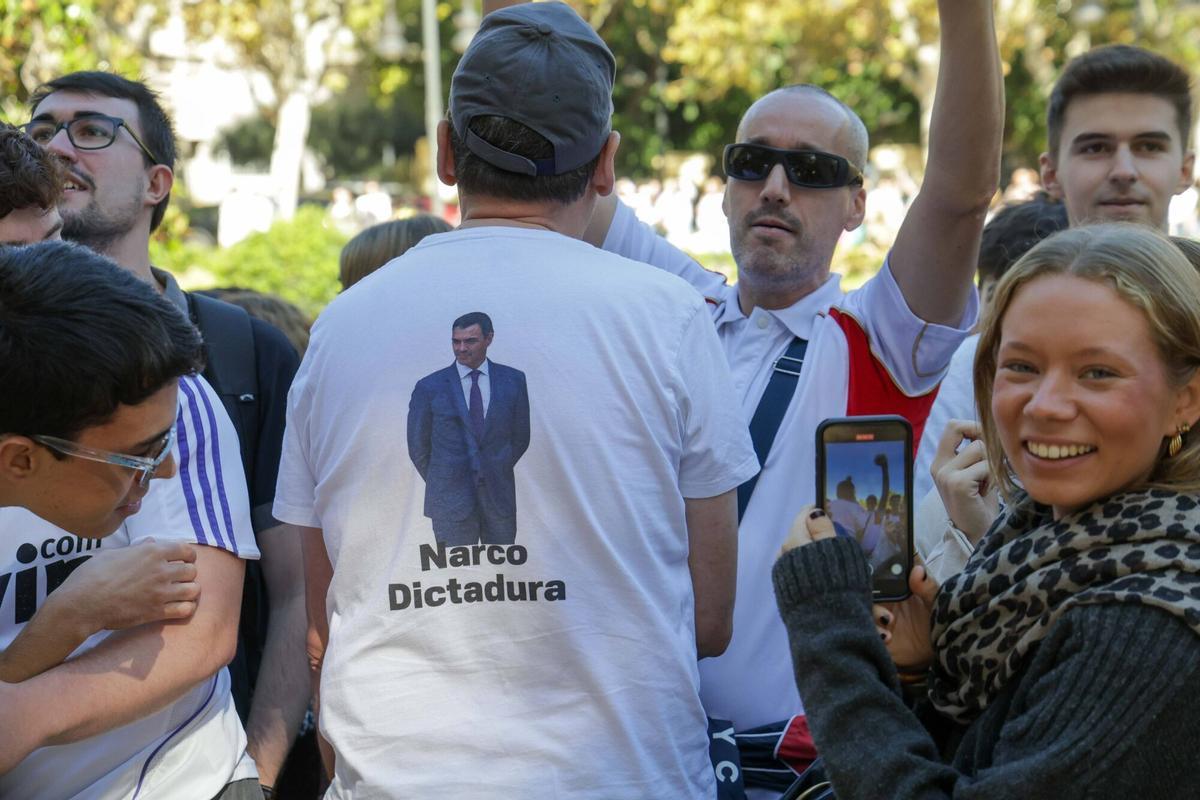 Valencia VLC el agitador ultra Vito Quiles en la universitat de Filologia convocando a ultraderechistas con la respuesta de los estudiantes antifascistas