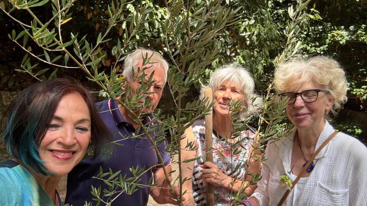 Familiares de Saramago y responsables de la finca en la plantación del olivo.