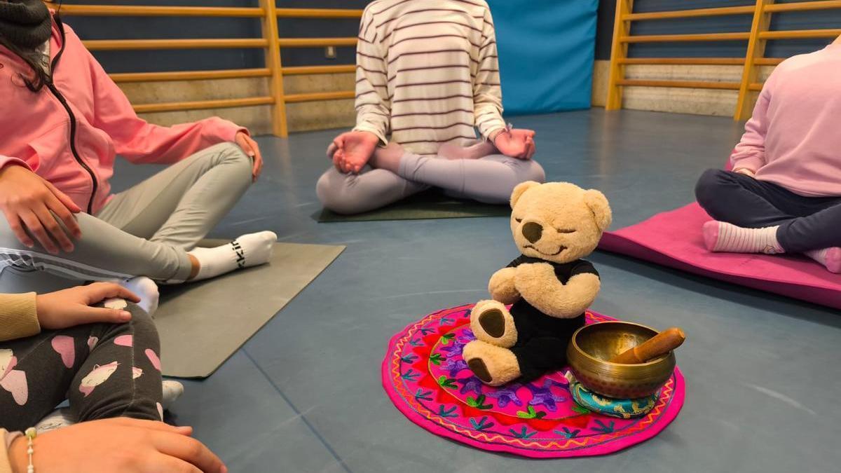 Clase de yoga en el CEIP Frián, en el barrio vigués de Teis.