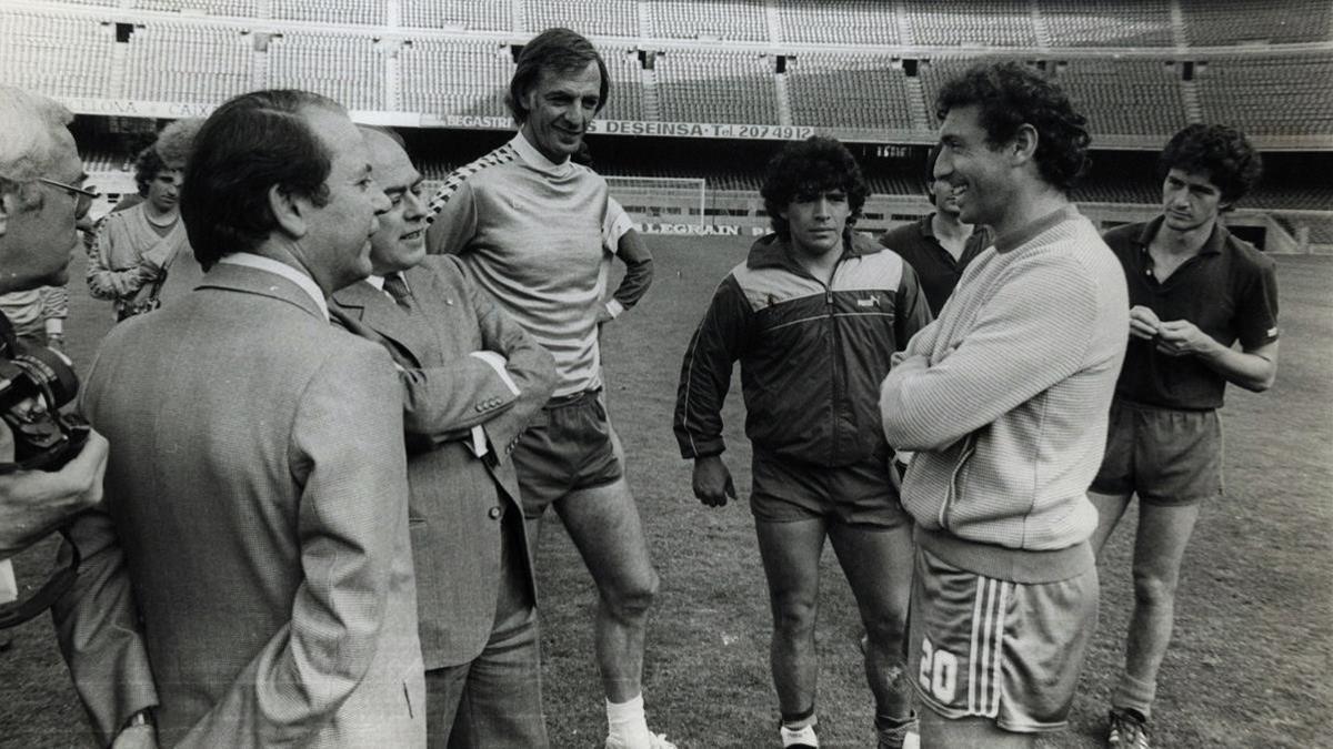 Josep Lluís Núñez y Jordi Pujol hablan con Quini en presencia de César Menotti, Diego Maradona y Àngel Pichi Alonso.