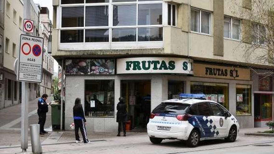 La Policía Local, ayer, ante una frutería de la ciudad. // Gustavo Santos