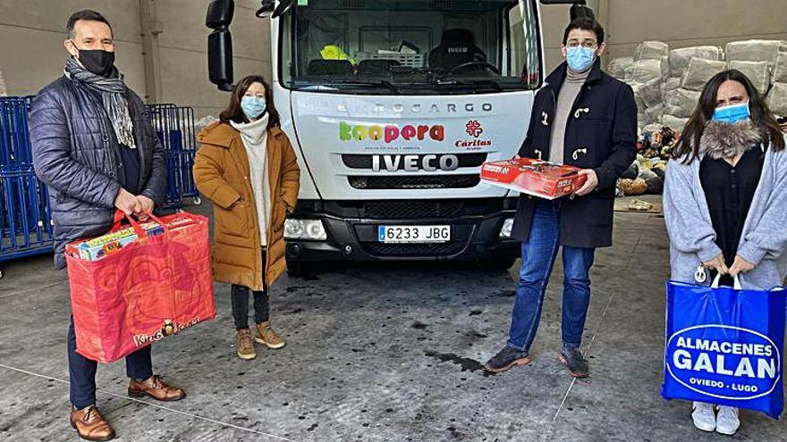 Jóvenes del PP hacen una recogida solidaria de juguetes | LNE