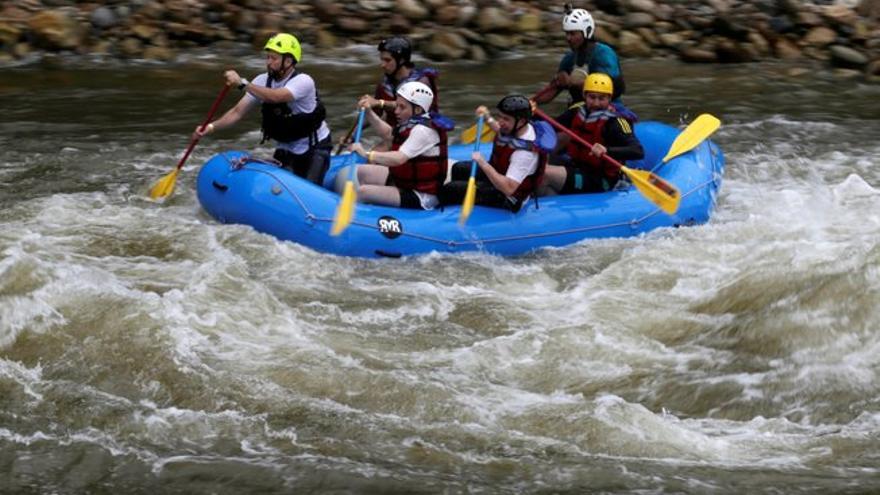 Exguerrilleros de las FARC compiten por Colombia en mundial de rafting