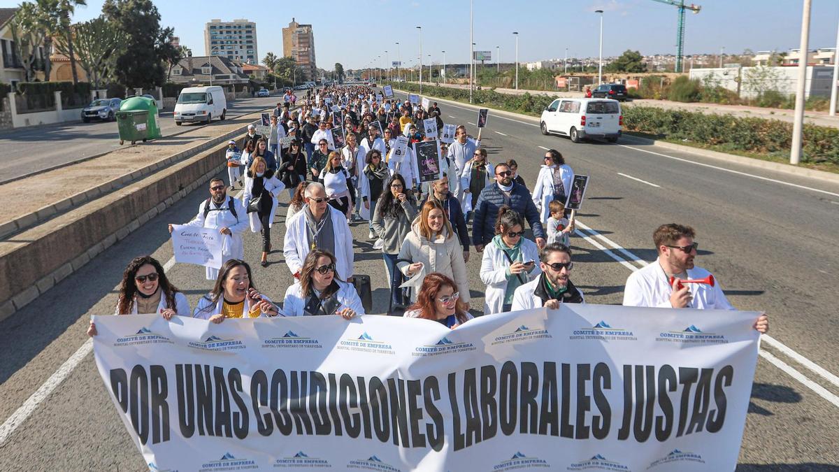 Protesta de principios de marzo pasado del personal laboral para exigir la mejora de sus condiciones laborales en el Hospital de Torrevieja