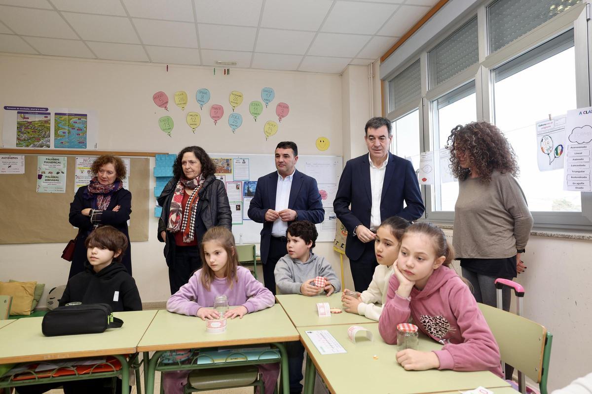 O conselleiro, á dereita, con escolares do colexio de Laxe.