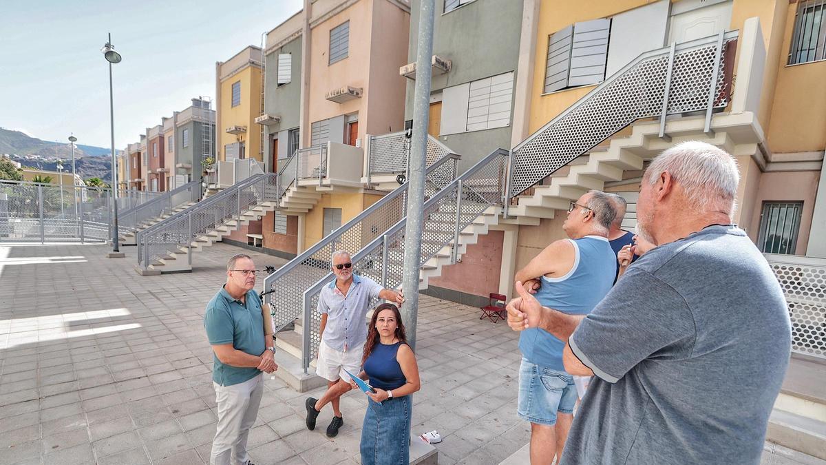 Visita a las mejoras en viviendas de Cuesta Piedra