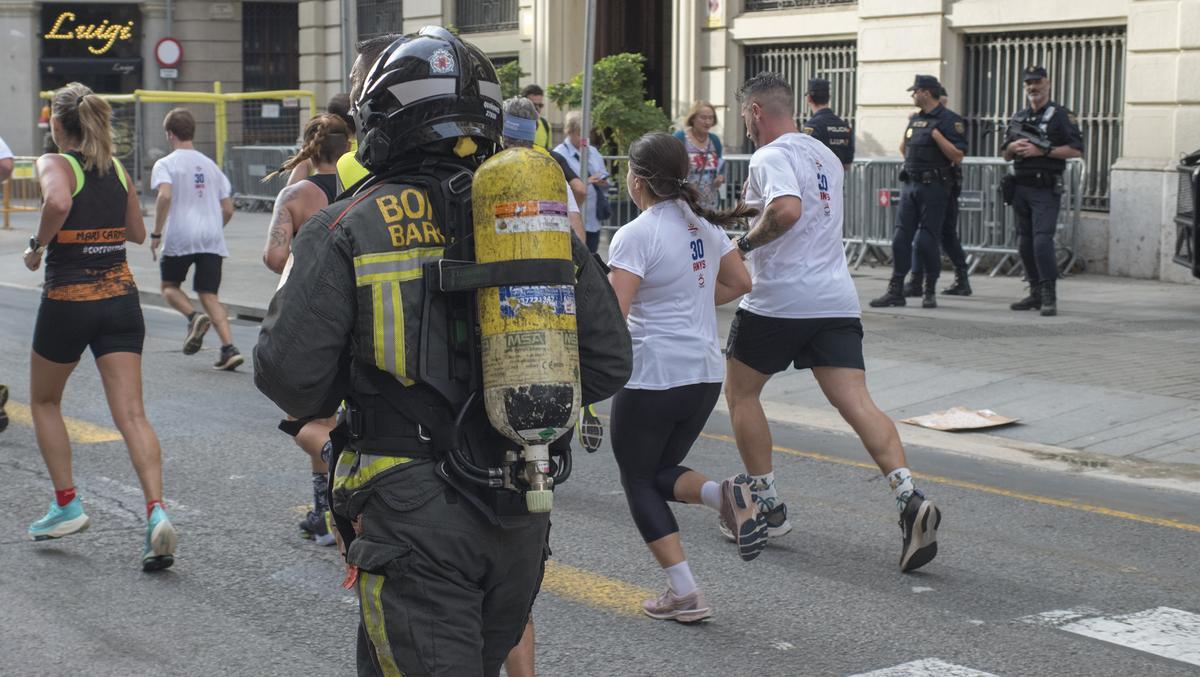 Los corredores a su paso por la Jefatura de la Policía en Vía Layetana.