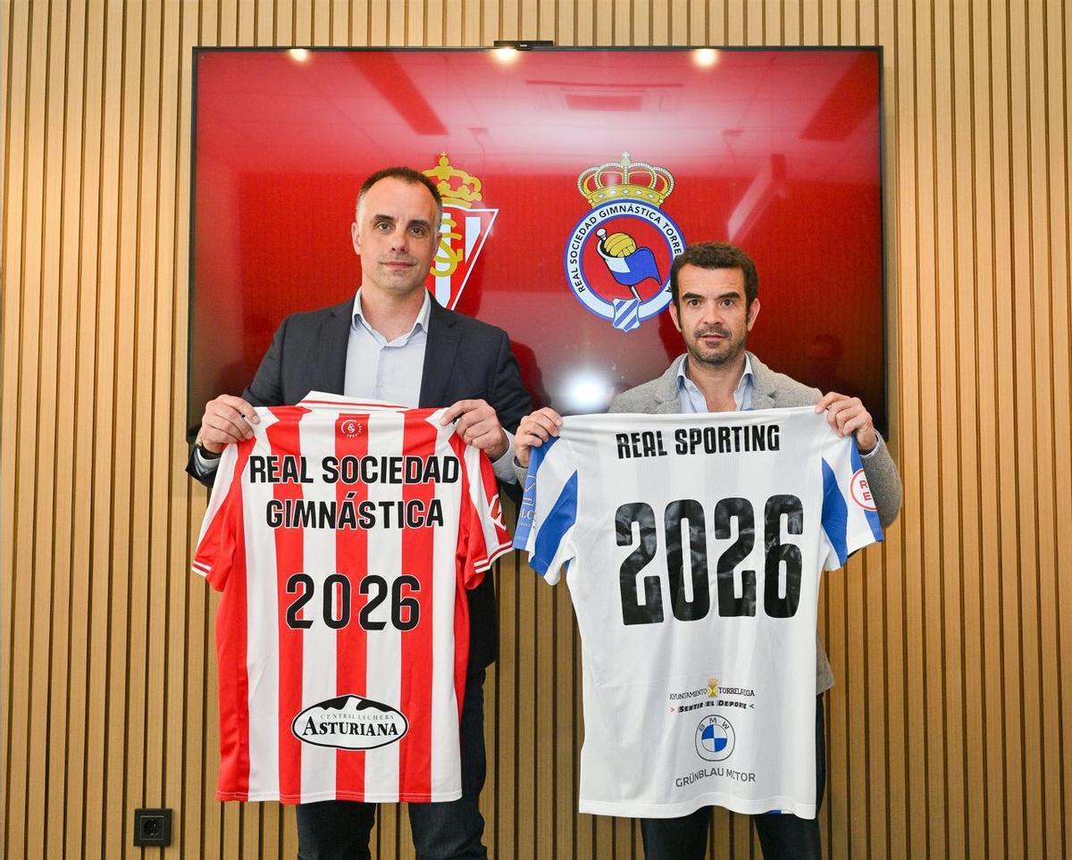 Pepe Riestra, con la camiseta de la Gimnástica, junto a Siro del Barrio, con la camiseta del Sporting.