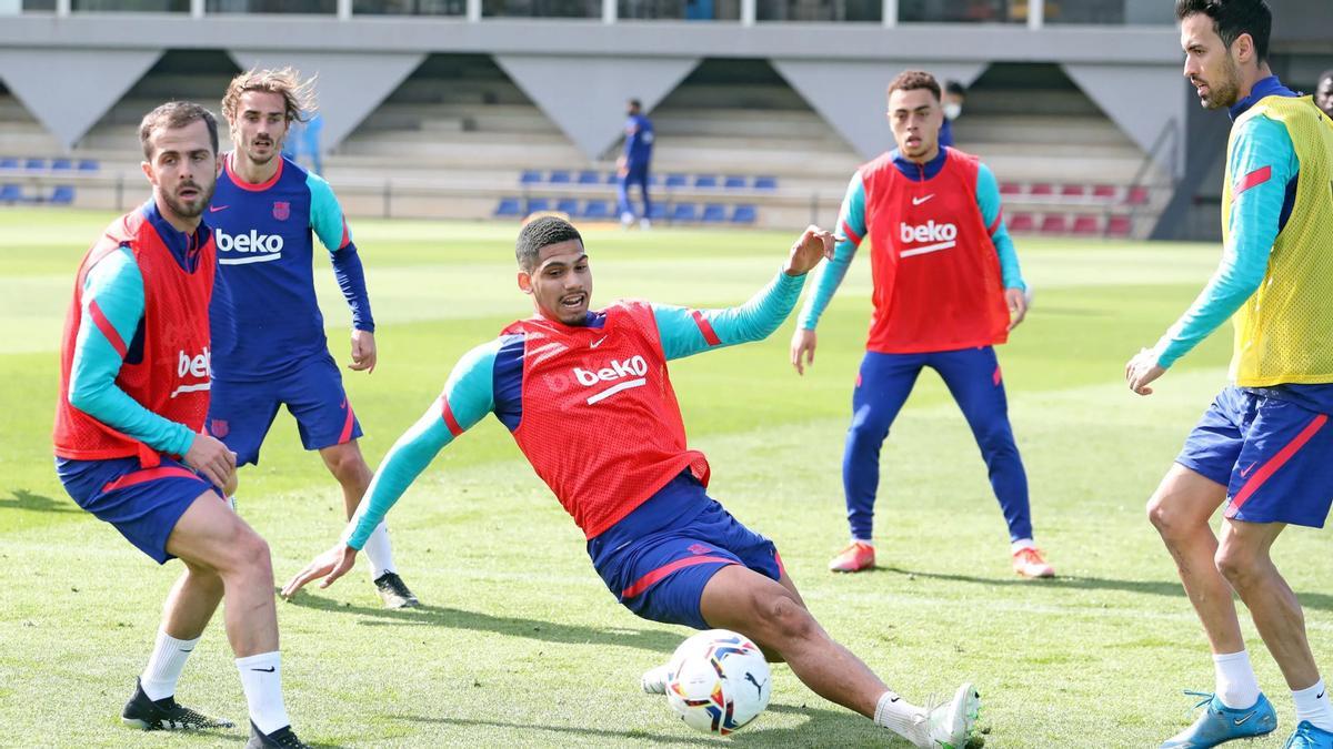 Con Pjanic, Griezmann, Dest y Busquets en un entrenamiento.