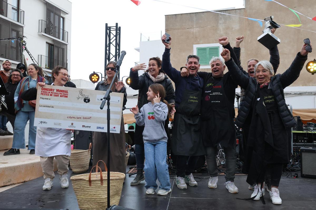Los miembros de Can Barri recogen el primer premio.