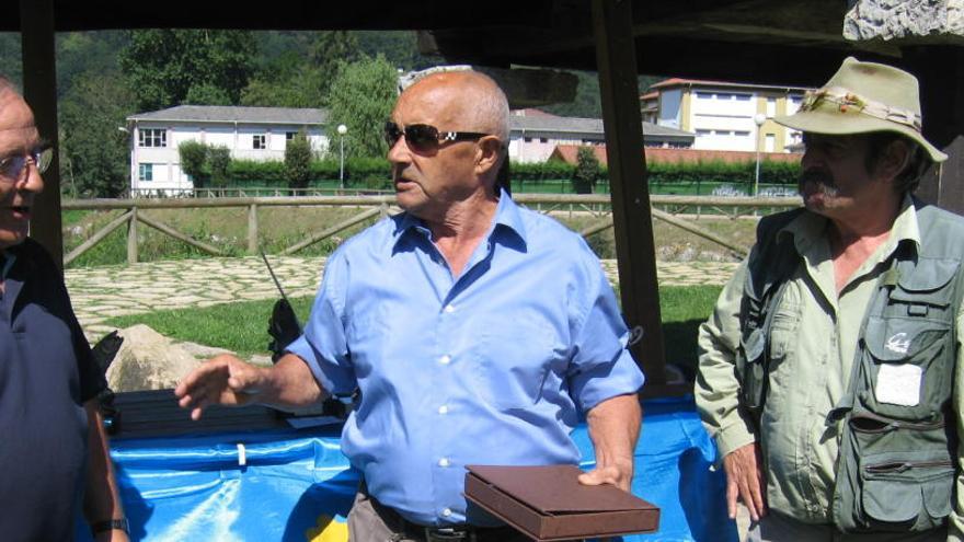 &quot;Ito&quot; -en el centro, con gafas-, escorado por el presidente de la Sociedad de Pescadores El Esmerillón, Antón Caldevilla, y el ribereño &quot;Javi el de la Pina&quot;, en el homenaje que le fue tributado en la Fiesta del Pescador (2008), en Cangas de Onís