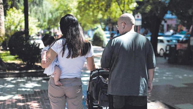Una parella passeja el seu nadó.