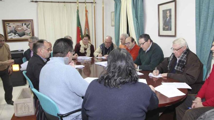Alcaldes de la comarca alistana durante una de sus reuniones.
