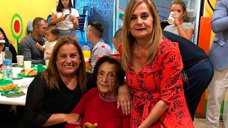Josefina Rego, con sus hijas Fini y Carmela Silva. // FdV