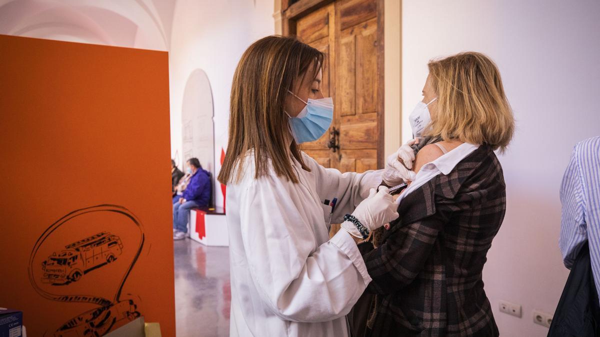 El Colegio de Médicos de Zaragoza critica la falta de transparencia en la combinación de vacunas