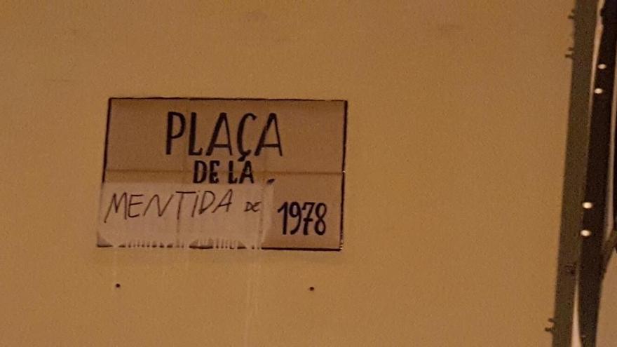 Pintada en la placa de la Constitució.