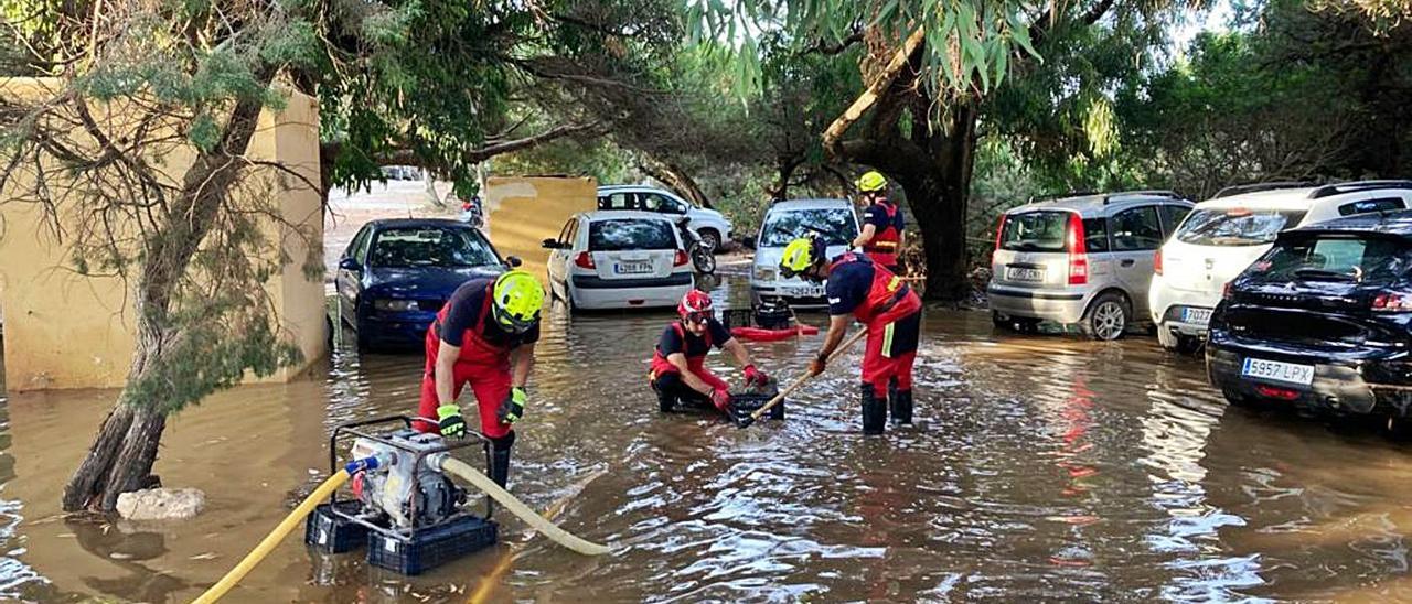 Los bomberos trabajan en uno de los aparcamientos más afectados de es Pujols.