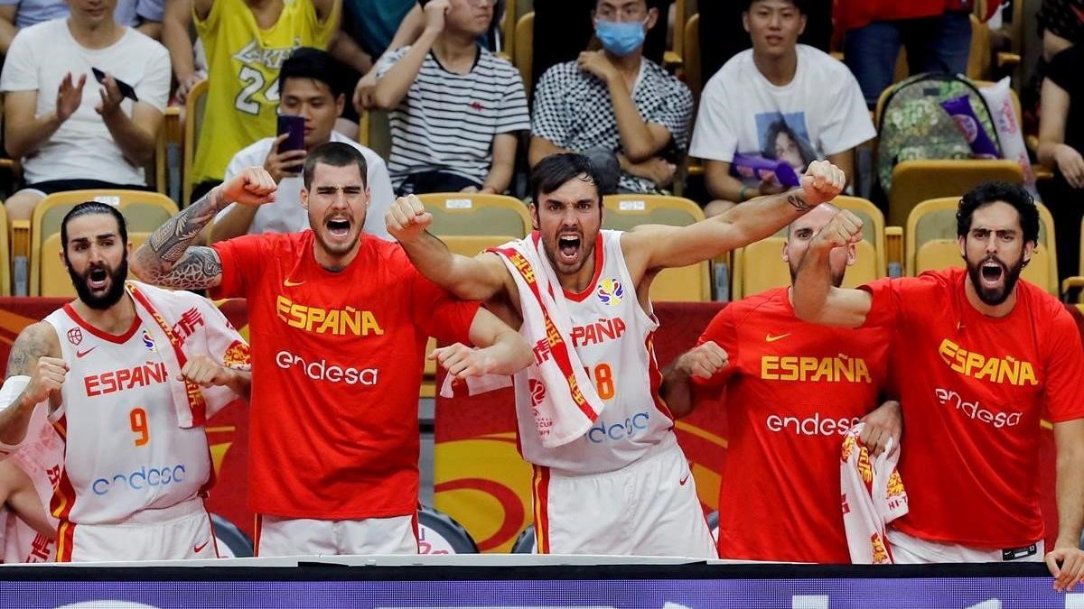 Los jugadores de la selección celebran en el banquillo los últimos instantes del partido ante Serbia