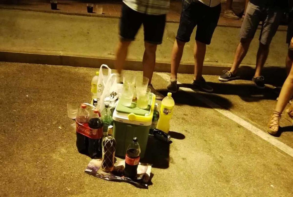 Un grupo de jóvenes haciendo botellón.