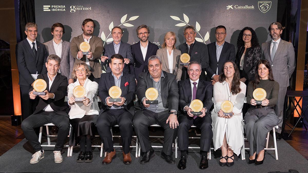 Foto de familia de los I Premios Casa Gourmet. Atrás, de izquierda a derecha: Ferran Centelles, sumiller y Wine Director de elBulli Foundation; Sergi Guillot, director general de Prensa Ibérica; Javier Oliva, director comercial de Finca La Barca; Sergi Cuesta, director de Casa Gourmet; Aitor Moll, consejero delegado de Prensa Ibérica; Cristina Massot, secretaria general del Departamento de Agricultura, Ganadería, Pesca y Alimentación de la Generalitat de Cataluña; Marc Solà, director general de Collverd; Raquel Berenguer, directora de segmentos de negocio de CaixaBank; y Jesús Doncel, director comercial de Prensa Ibérica. Sentados, de izquierda a derecha: Ferran Alemany, propietario y CEO de Alemany; Maria Barò, responsable de Enoturismo de Grup Peralada; Pablo Ossorio, enólogo y socio fundador de Bodegas Hispano+Suizas; Àngel Velasco, director general de Torrons Vicens; Ramon Ramon, director general de Caviaroli; Beatriz Moro, presidenta de Bodegas Familiares Matarromera y de WIN Sin Alcohol; y Maria Vidal, directora de Comunicación y Sostenibilidad de Raventós Codorníu.