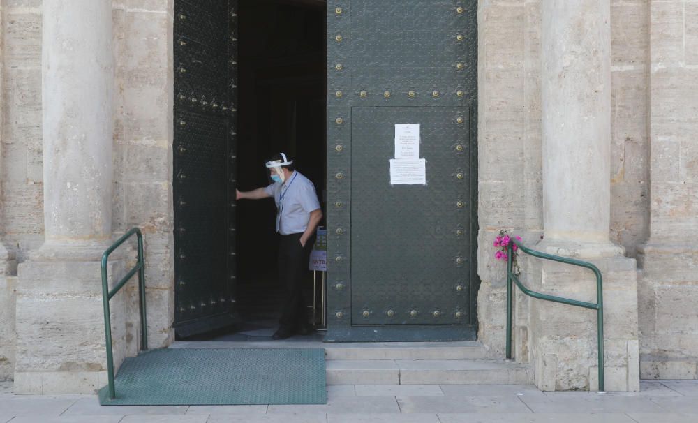 Puertas abiertas en la basílica el día de la festividad de la Virgen de los Desamparados.