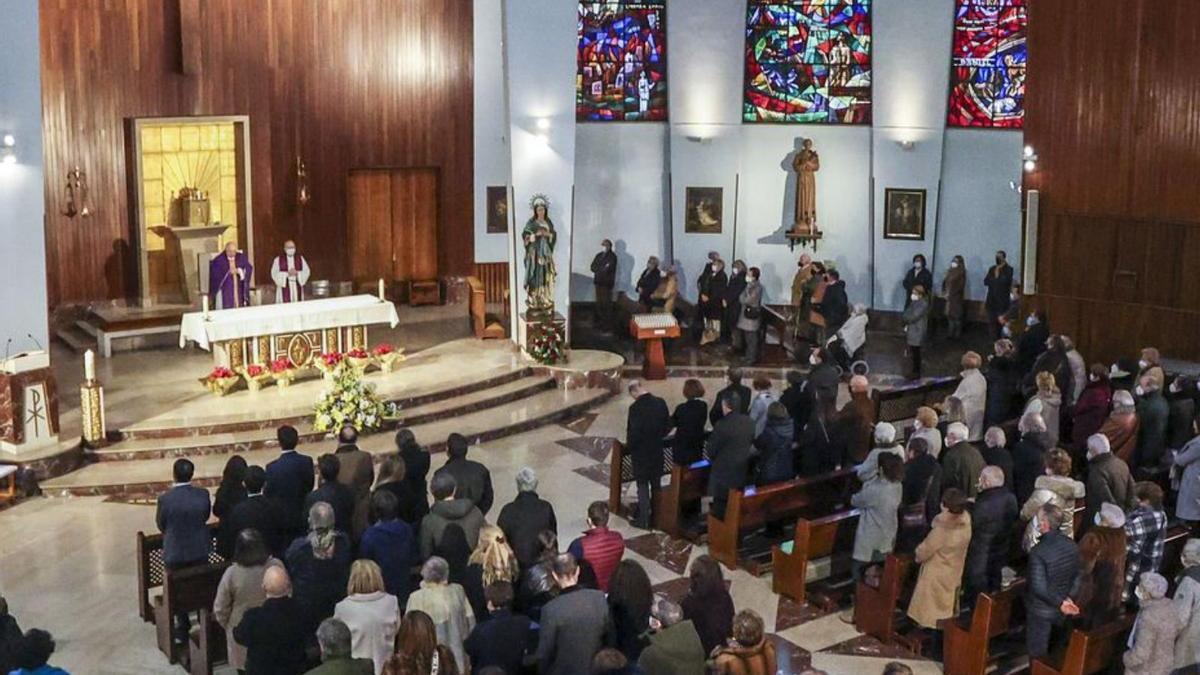 Asistentes al oficio religioso celebrado en la iglesia de San Francisco de Asís, en Oviedo. | Irma Collín