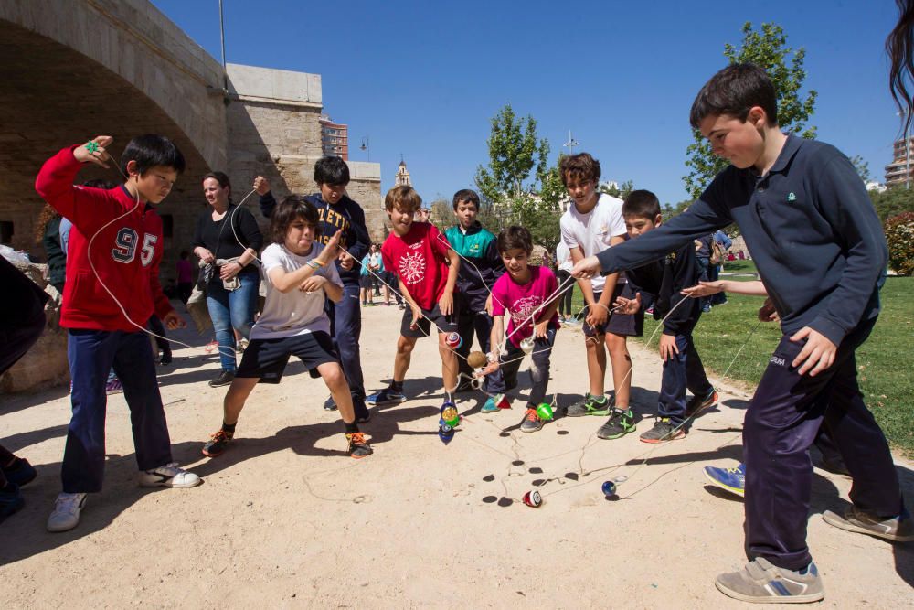 Actividades en el jardín del Túria, el antiguo cauce del río en València.