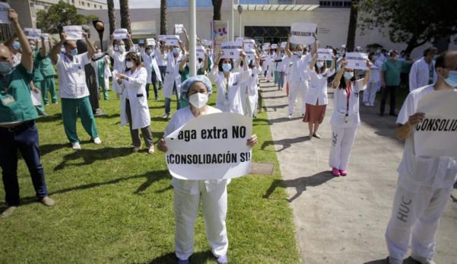 Los sanitarios se movilizan en los hospitales.