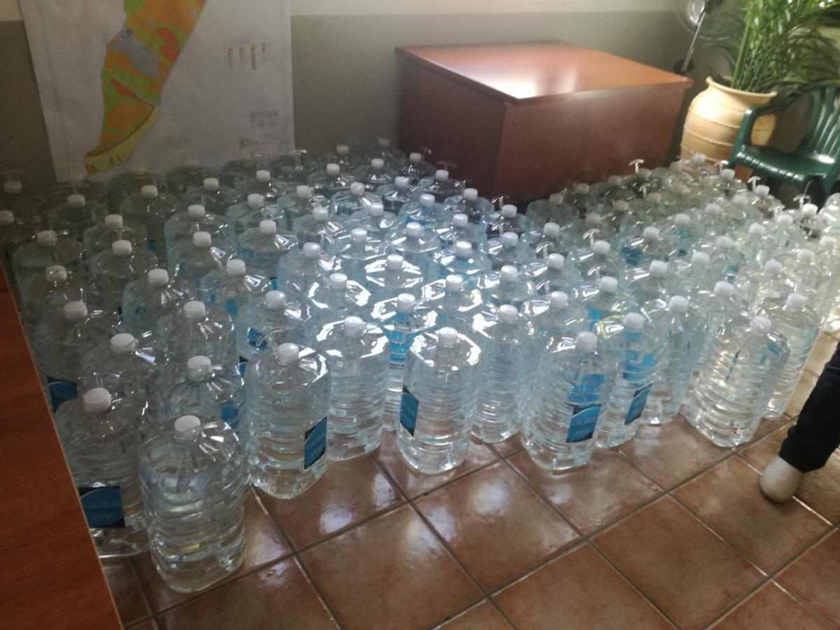 Garrafas de agua, preparadas para su reparto entre los vecinos