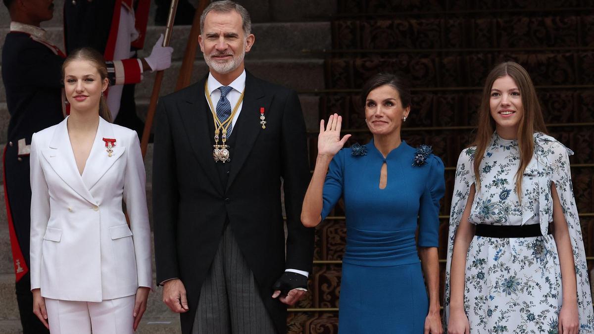 Leonor, Felipe VI, Letizia y la infanta Sofía, a su llegada al Congreso, donde la heredera ha jurado la Constitución.