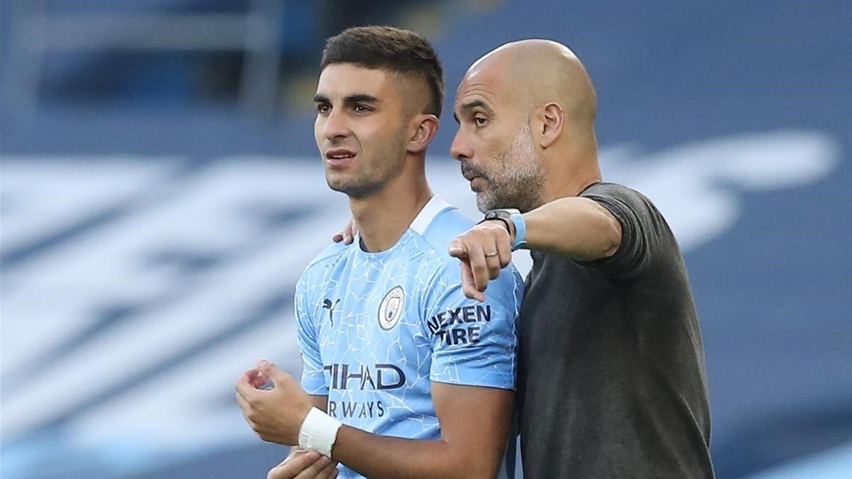 Pep Guardiola da las últimas instrucciones a Ferran Torres antes de darle entrada.