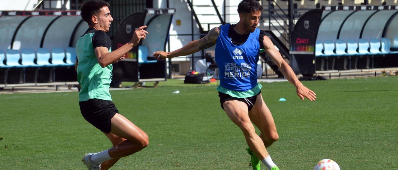 Jugadores del Mérida durante un entrenamiento de esta semana.
