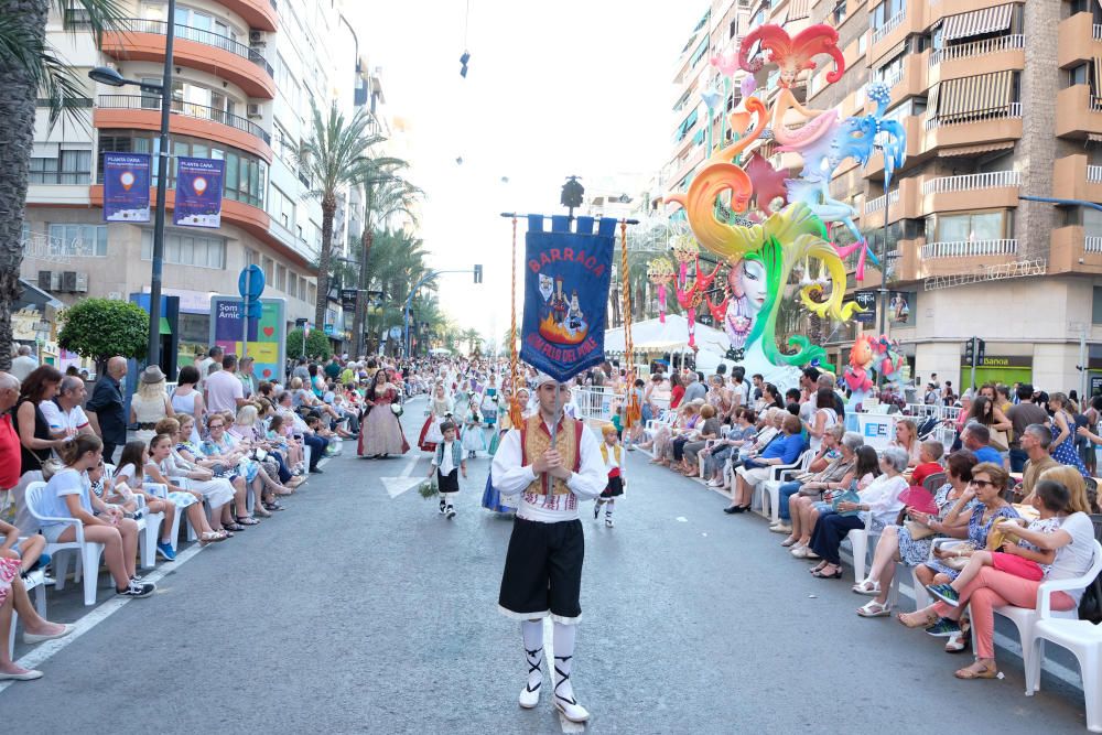 Los festeros aprovechan la Ofrenda para protestar contra la violencia de género con flores y lazos morados