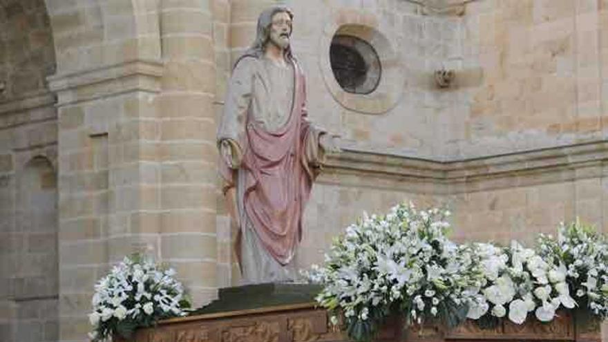 Hermanos de Luz y Vida a su salida de la Catedral.