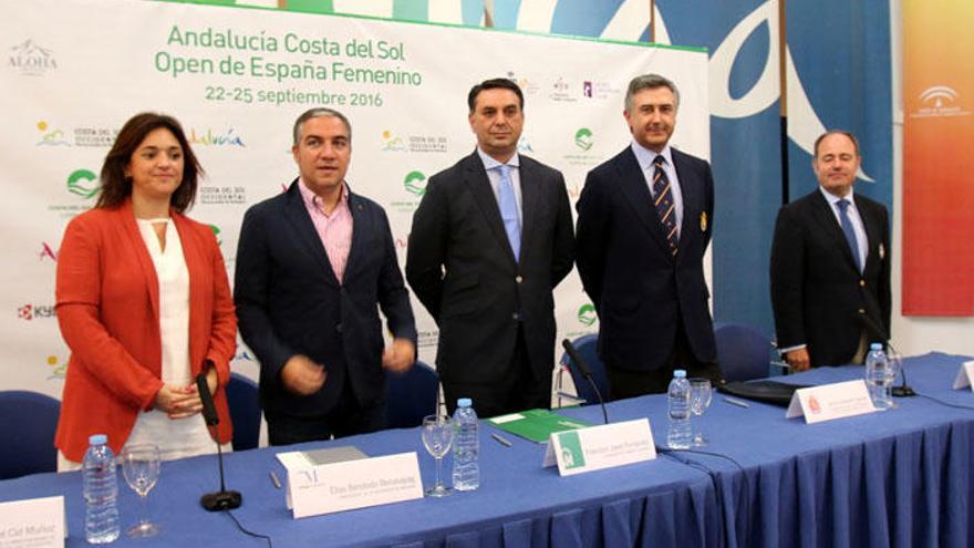 El acto de presentación acudieron -de izquierda a derecha- Margarita del Cid, presidenta de la Mancomunidad de Municipios de la Costa del Sol Occidental; Elías Bendodo, presidente de la Diputación de Málaga; Francisco Javier Fernández, consejero de Turismo y Deporte de la Junta; Jaime Salaverry, presidente del Comité de Profesionales de la RFEG; y Rafael Fontán, presidente de Aloha Club Golf.