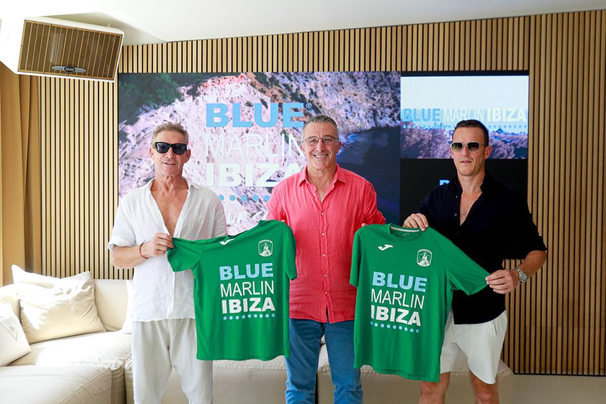 Alfonso Rojo, en el centro de la imagen, junto a Jelle Oomes, propietario de Blue Marlin Ibiza, y Mattia Ulivieri, director general.