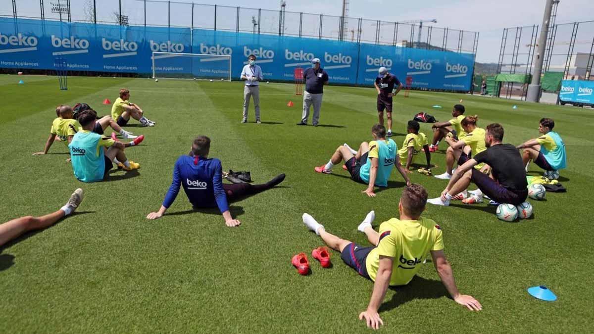 Bartomeu visita el entrenamiento del primer equipo del Barça de fútbol. En la foto, Josep Maria Bartomeu (presidente) y Òscar Grau (director general) hablan a la plantilla del Barça tras el entrenamiento.