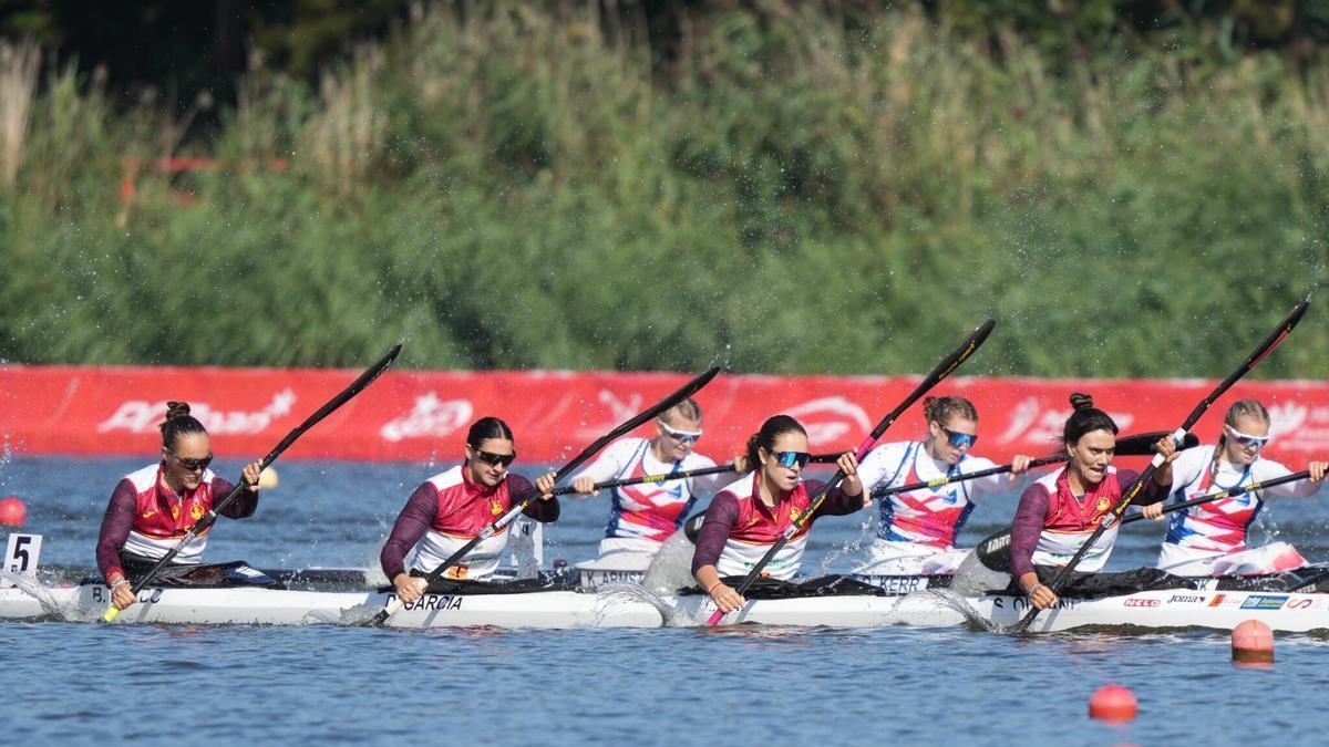 Por la izquierda, Bárbara Pardo, Daniela García, Lucía Val y Sara Ouzande durante el K-4 femenino de España