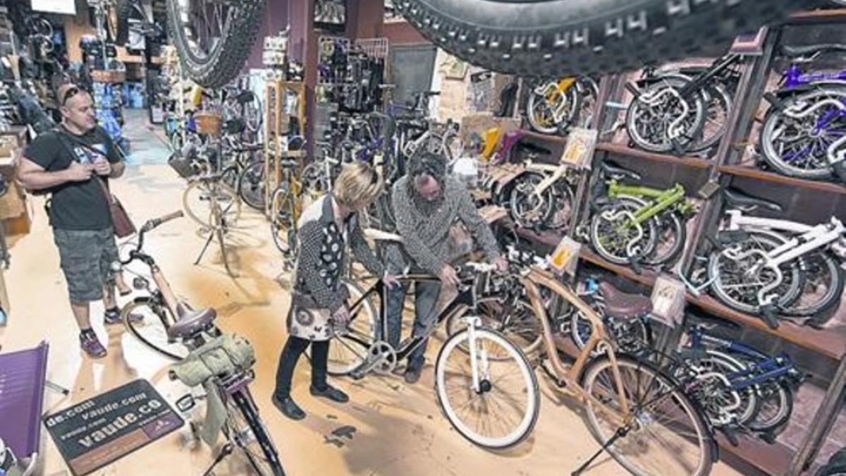 En la tienda 8 Santalices (derecha) recibe a una empresa sevillana que fabrica bicis de madera.