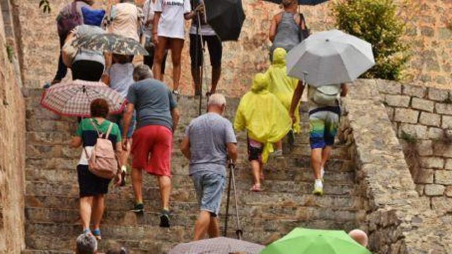 Turistas en Ibiza un día de lluvia.